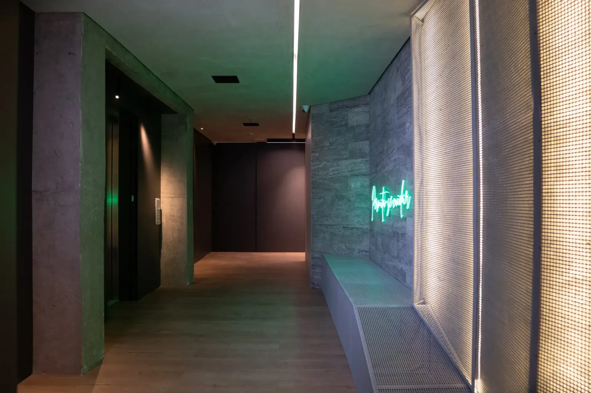Corredor interno do Instituto AG com iluminação em neon